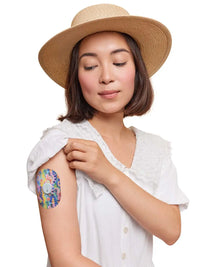 Patch adhésif Dexcom G7, motif Ethereal Bloom, porté sur le bras par une femme