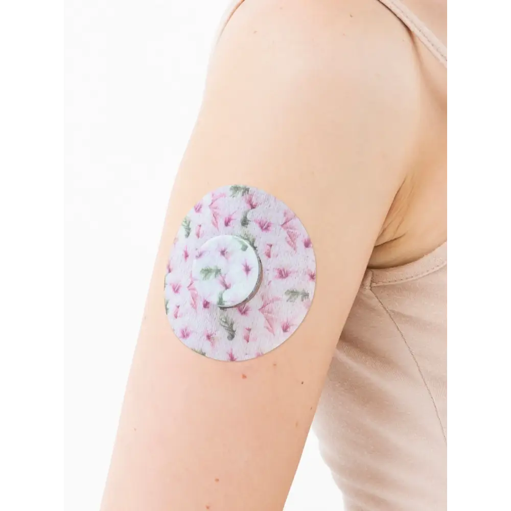 Patch adhésif FreeStyle Libre 2, série Spring, sur le bras avec sa pastille centrale décorative