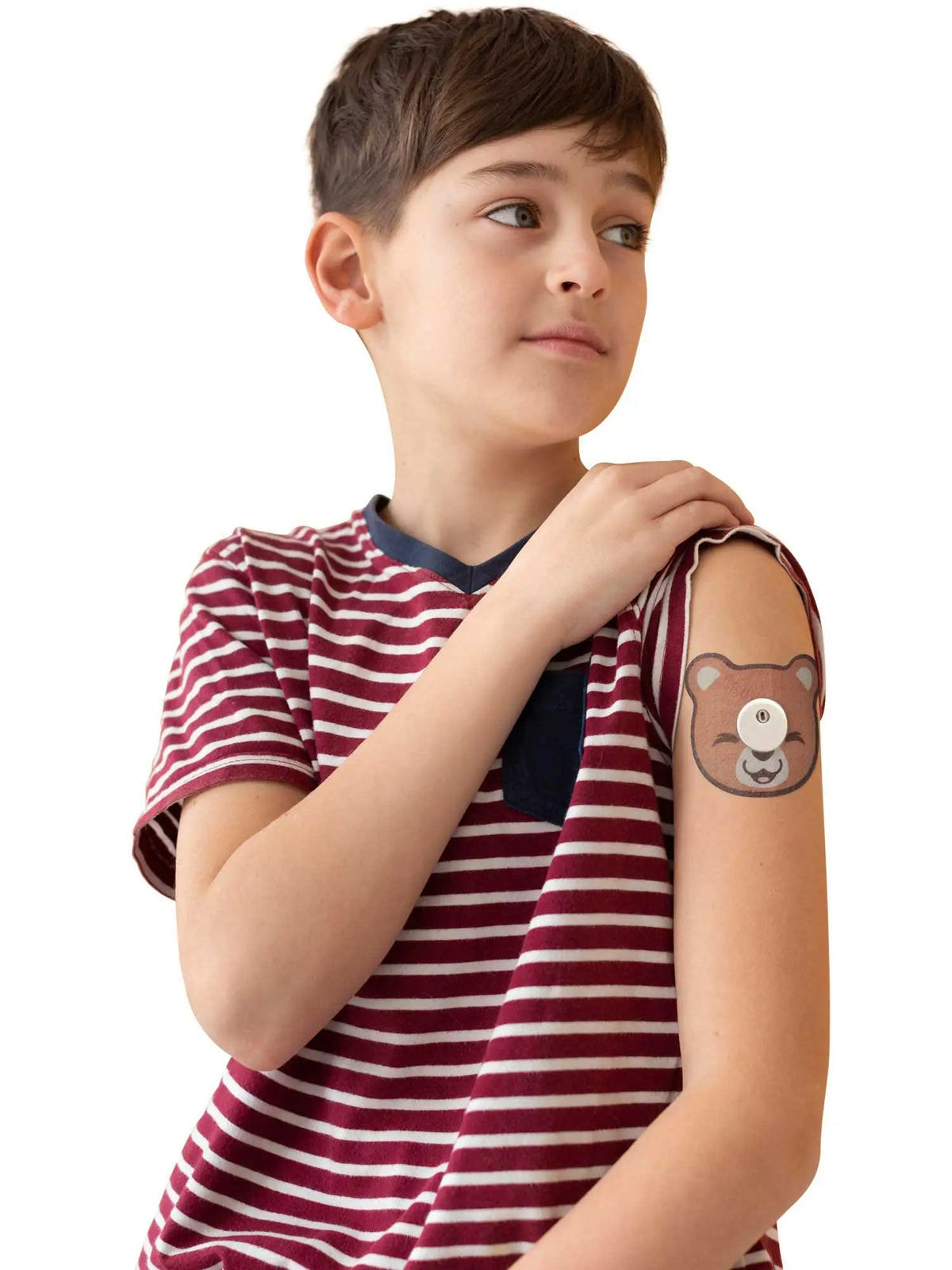 Patch adhésif enfant FreeStyle Libre 3, forme ourson, porté par un jeune garçon