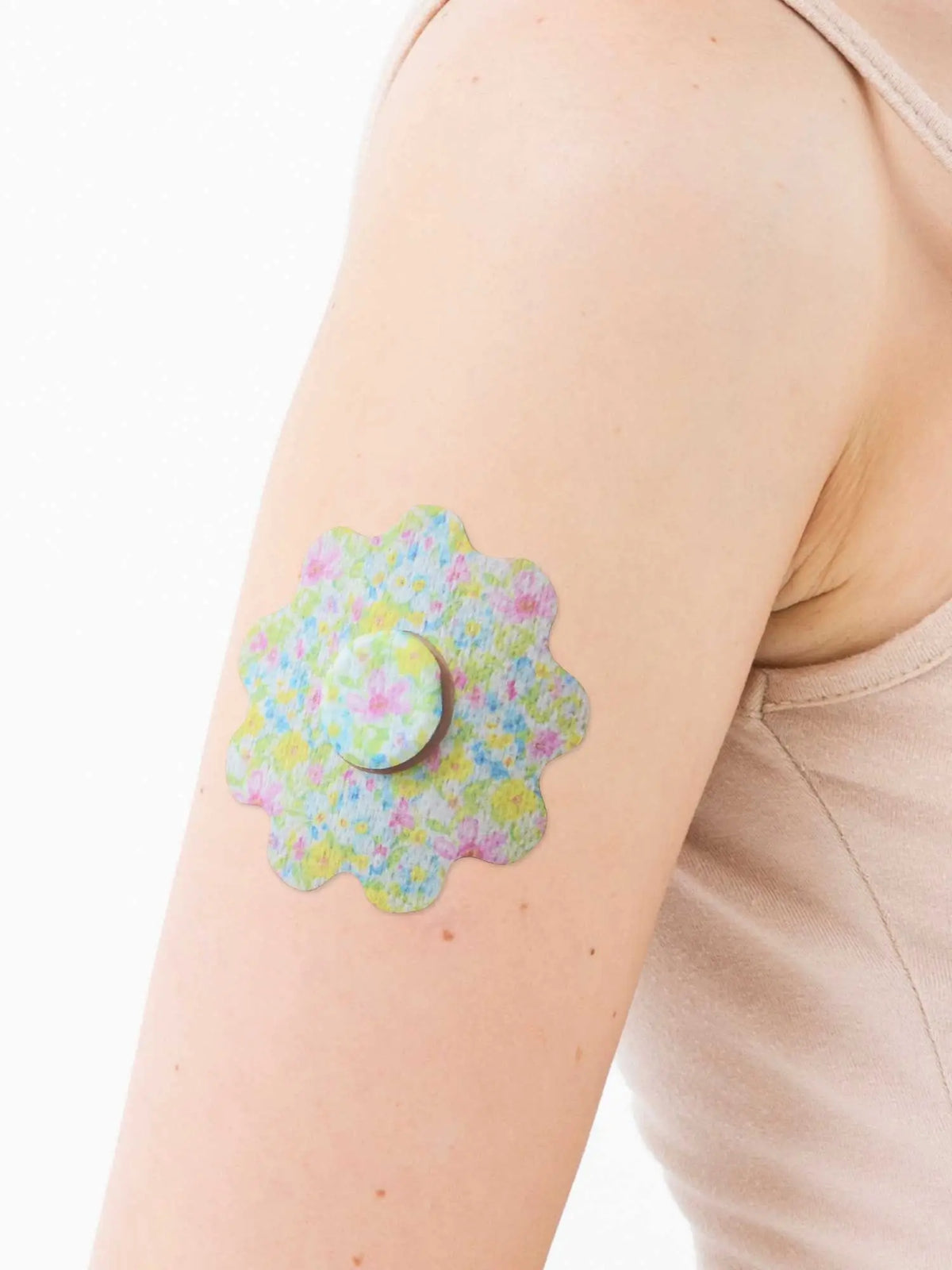 Patch adhésif enfant FreeStyle Libre 3, forme fleur, sur le bras