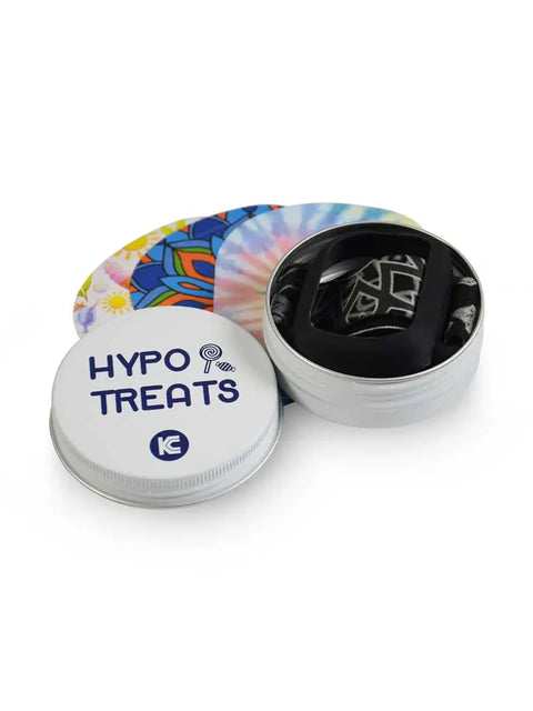 Brassard ajustable pour pompe patch à insuline GlucoMen Day + boîte en métal avec 3 stickers - Dia-Style Special Edition