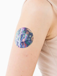 Patch adhésif FreeStyle Libre 3, motif Lucid Echo, sur le bras