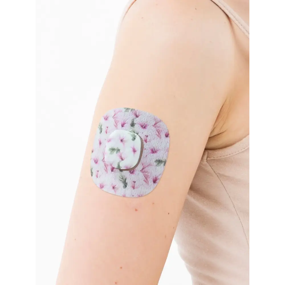 Patch adhésif Simplera Sync, série Spring, sur le bras avec sa pastille centrale décorative