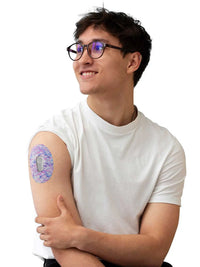 Patch adhésif Dexcom G6, série Spring, porté sur le bras par un homme