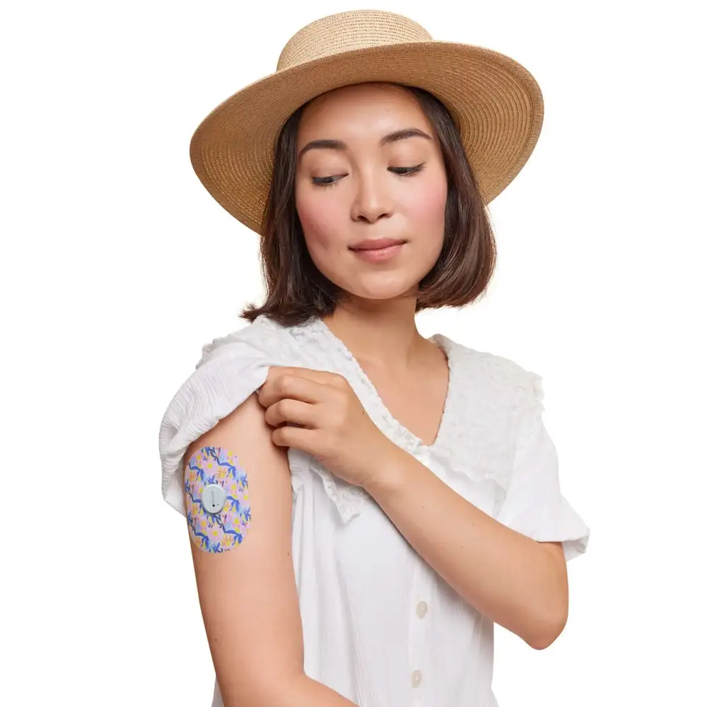 Patch adhésif Dexcom G7, série Spring, porté sur le bras par une femme