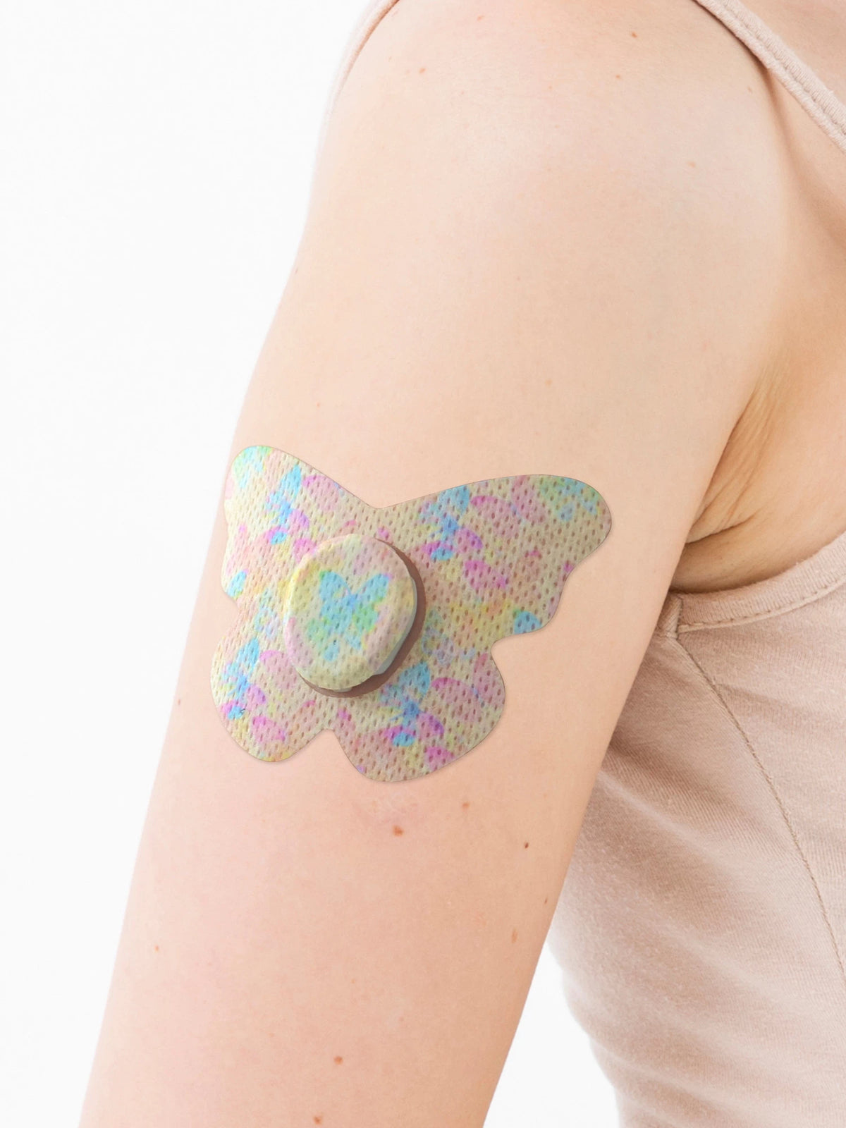 Patch adhésif Dexcom G7, forme papillon, sur le bras, gros plan