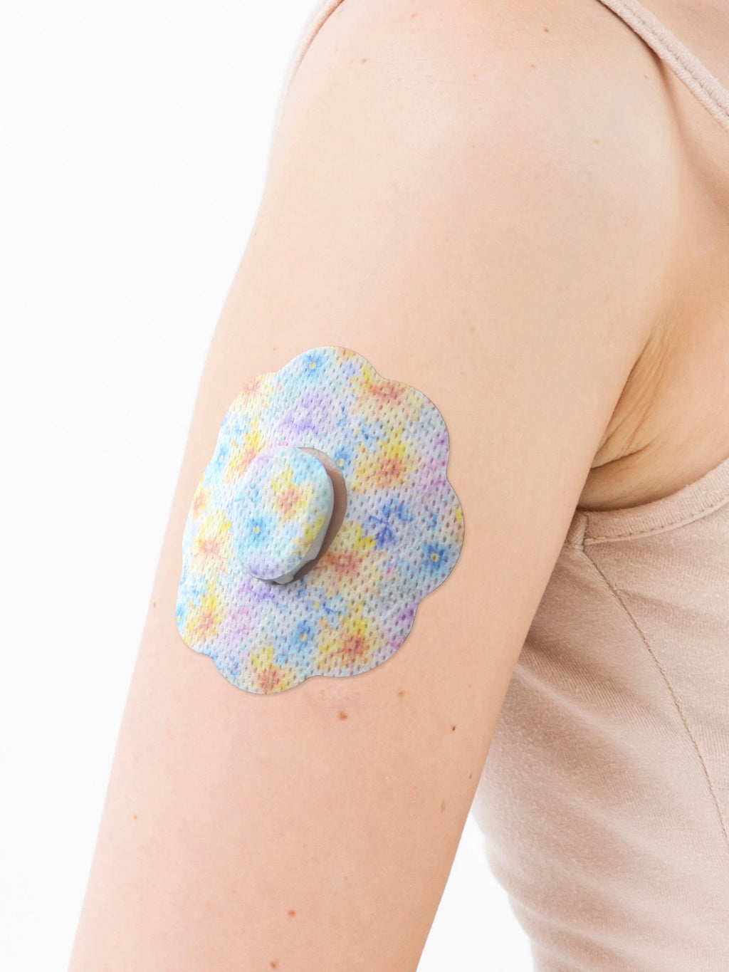 Patch adhésif Dexcom G7, forme cookie, sur le bras, gros plan
