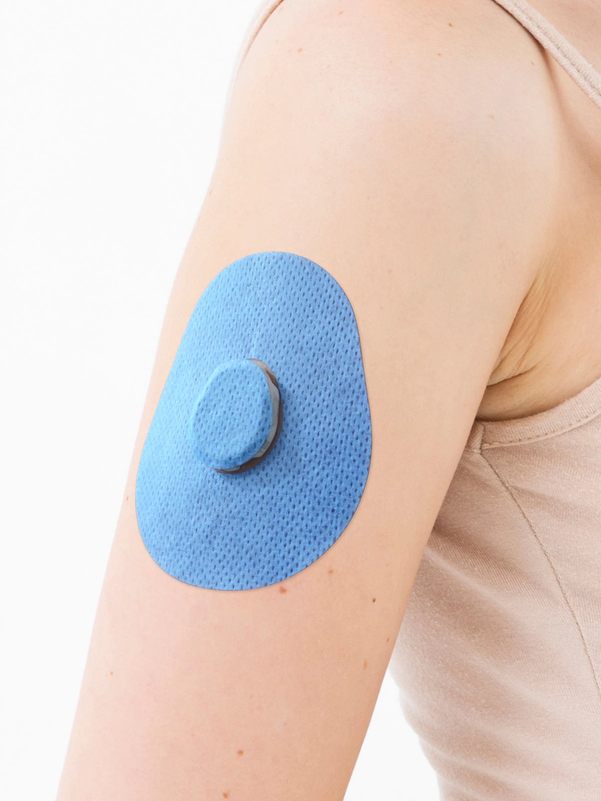 Patch adhésif Dexcom G7, forme goutte, sur le bras, gros plan