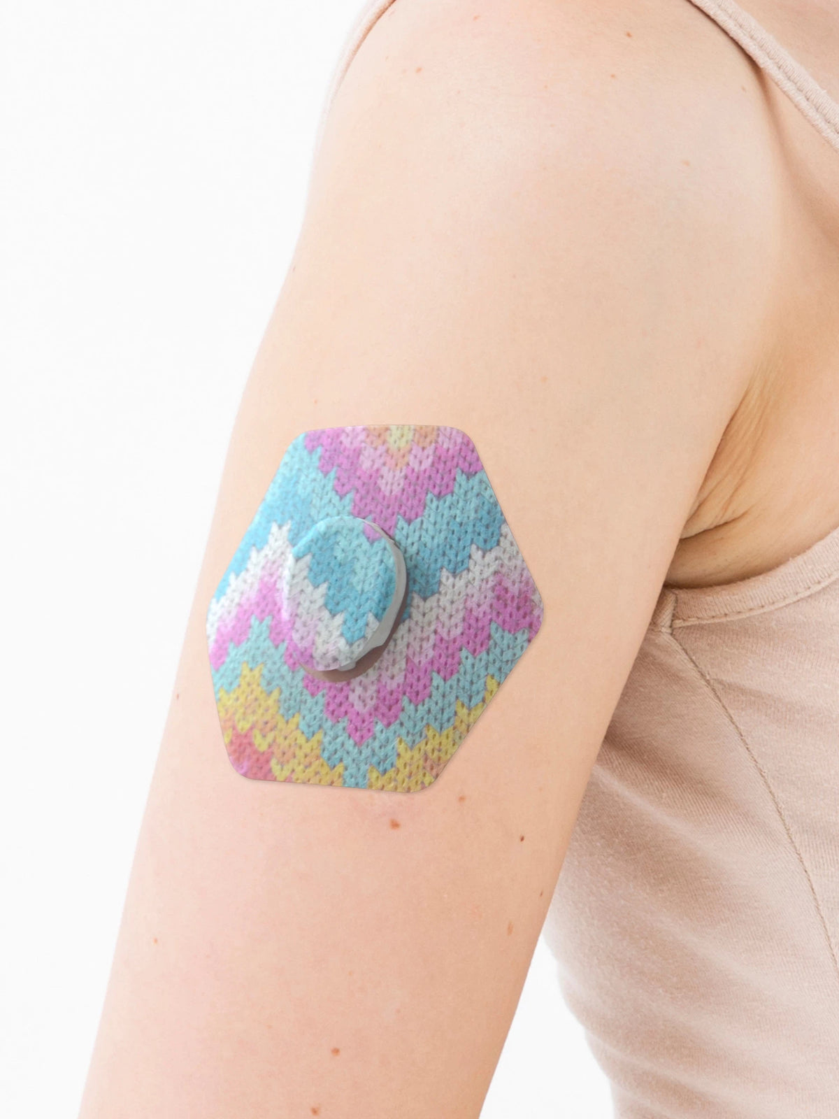 Patch adhésif Dexcom G7, forme hexagonale, sur le bras, gros plan
