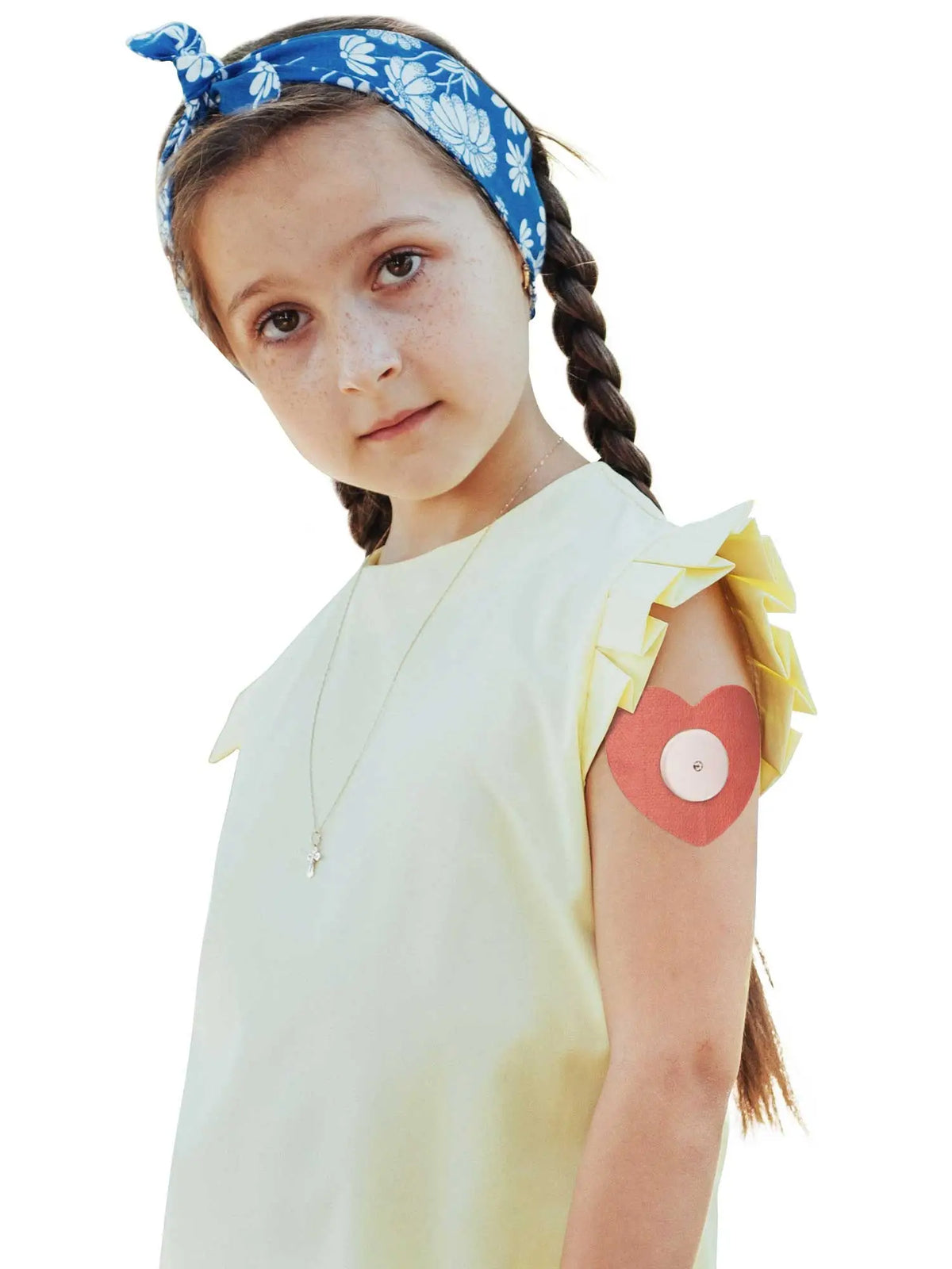 Patch adhésif enfant FreeStyle Libre 2, forme cœur, porté par une fille