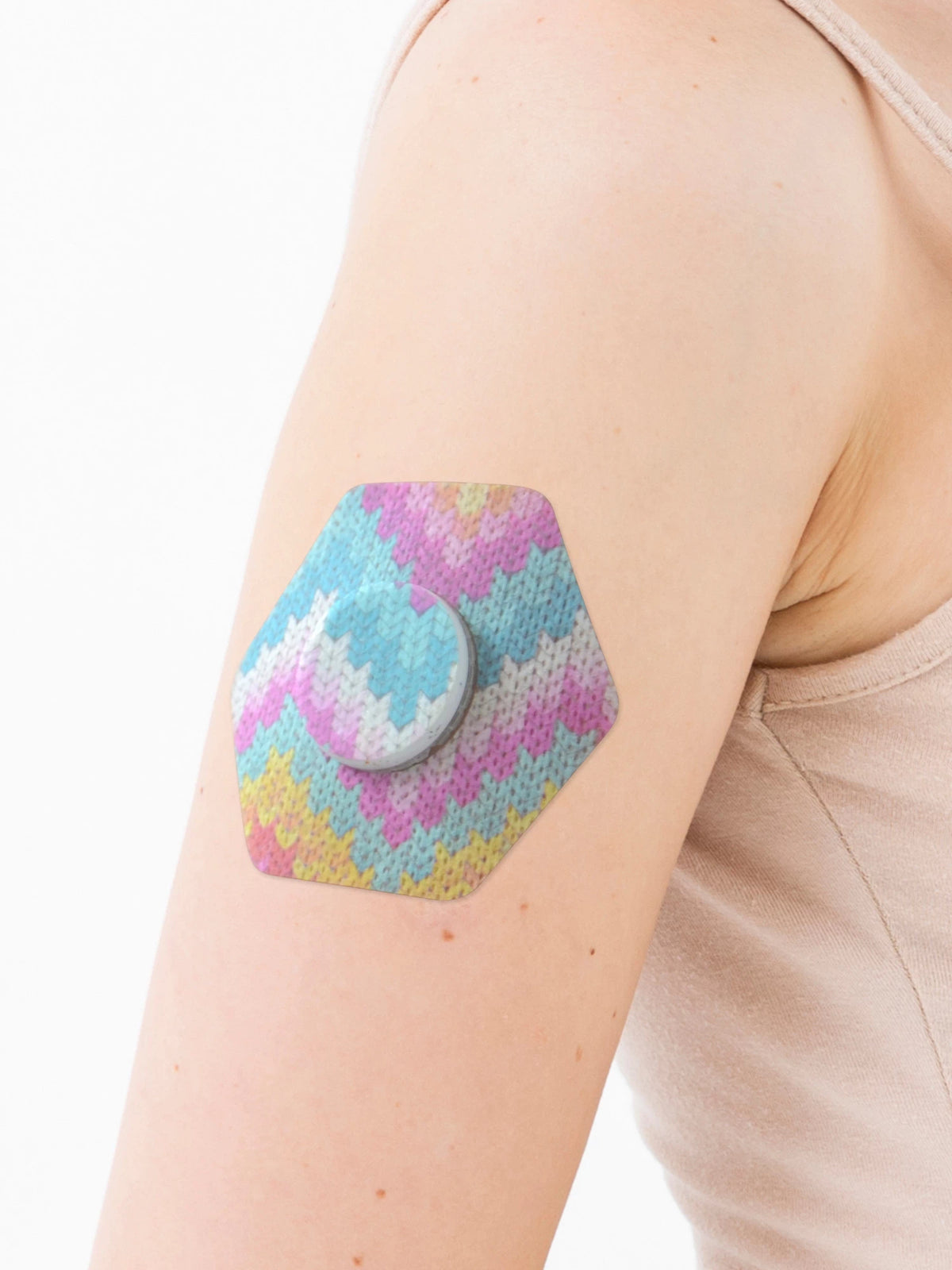 Patch adhésif FreeStyle Libre 2, forme hexagonale, sur le bras, gros plan
