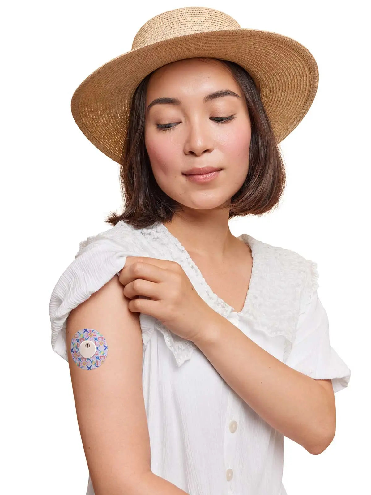 Patch adhésif FreeStyle Libre 3, série Spring, porté sur le bras par une femme