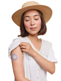 Patch adhésif FreeStyle Libre 3, série Spring, porté sur le bras par une femme