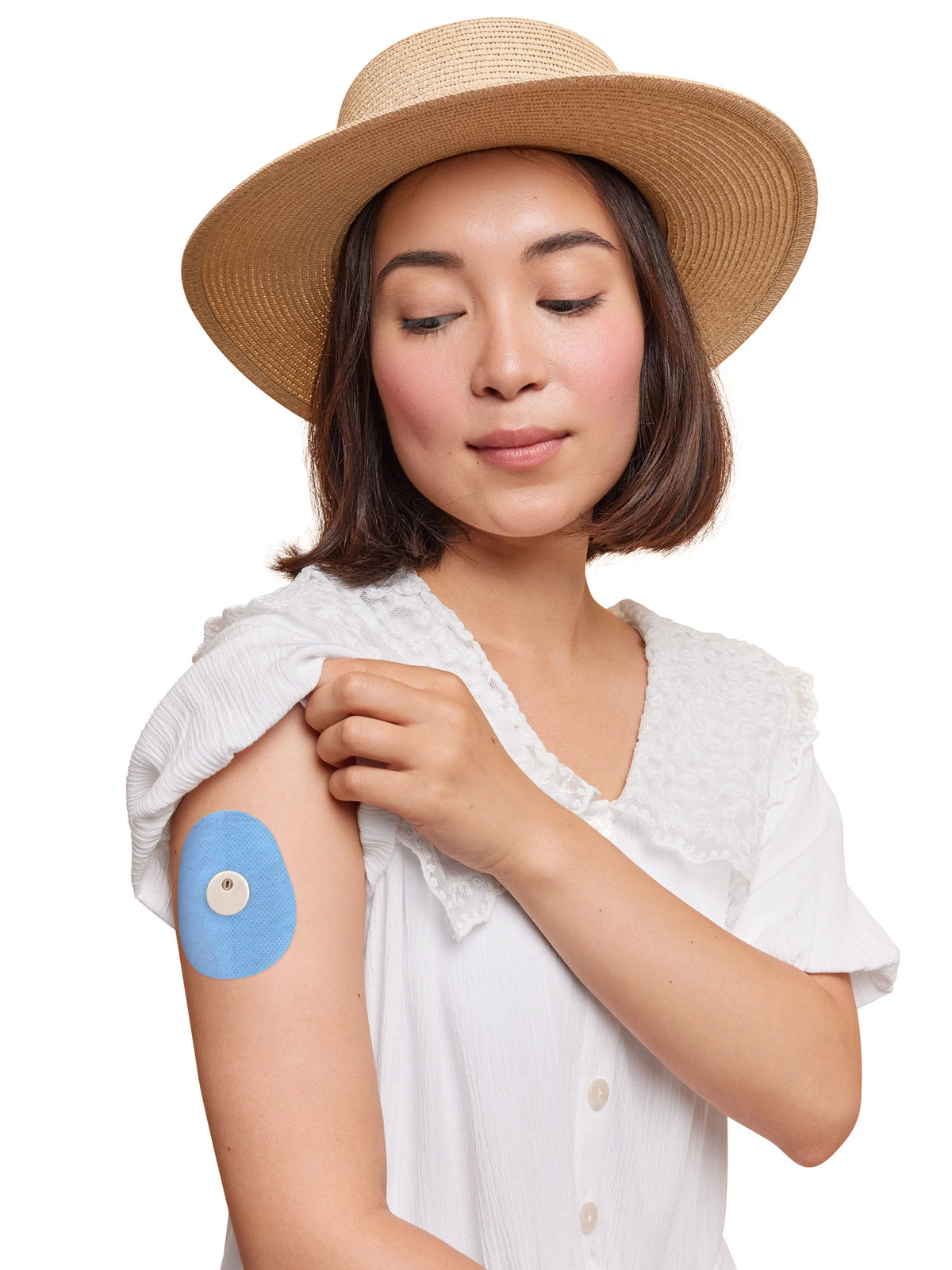 Patch adhésif FreeStyle Libre 3, forme goutte, porté sur le bras d'une femme