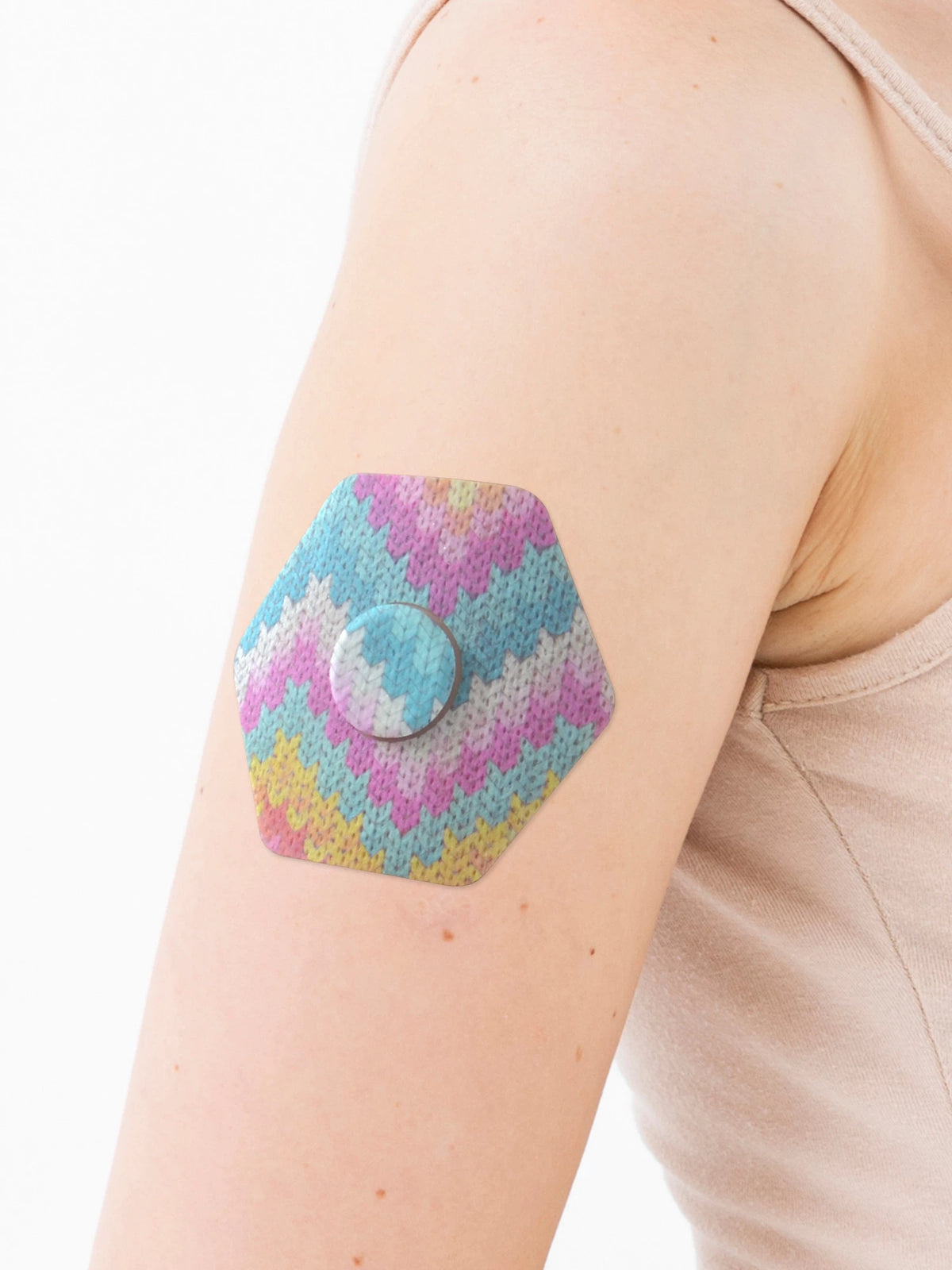 Patch adhésif FreeStyle Libre 3, forme hexagonale, sur le bras, gros plan
