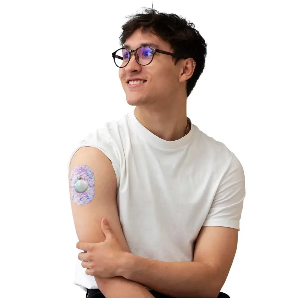 Patch adhésif Medtronic Guardian, série Spring, porté sur le bras par un homme