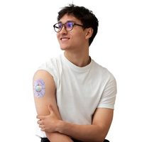 Patch adhésif Medtronic Guardian, série Spring, porté sur le bras par un homme