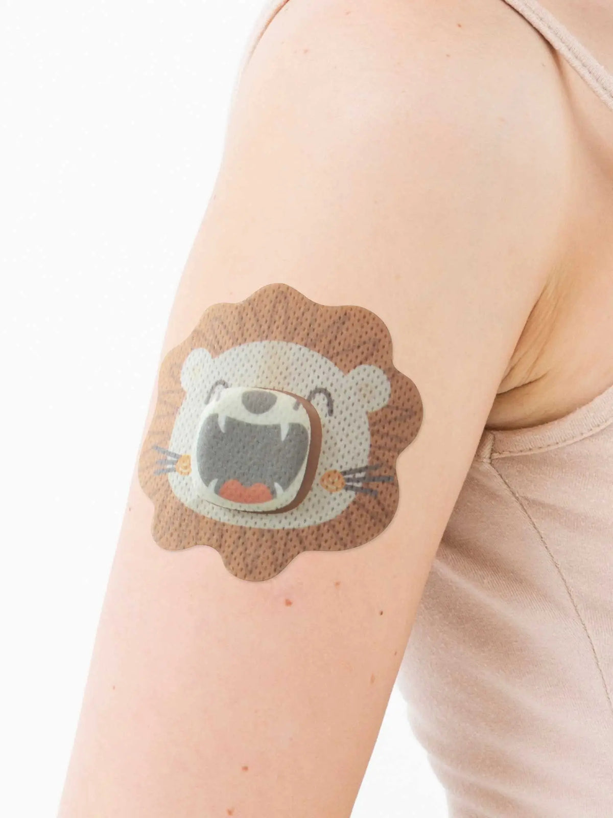 Patch adhésif enfant Simplera Sync, forme lion, sur le bras