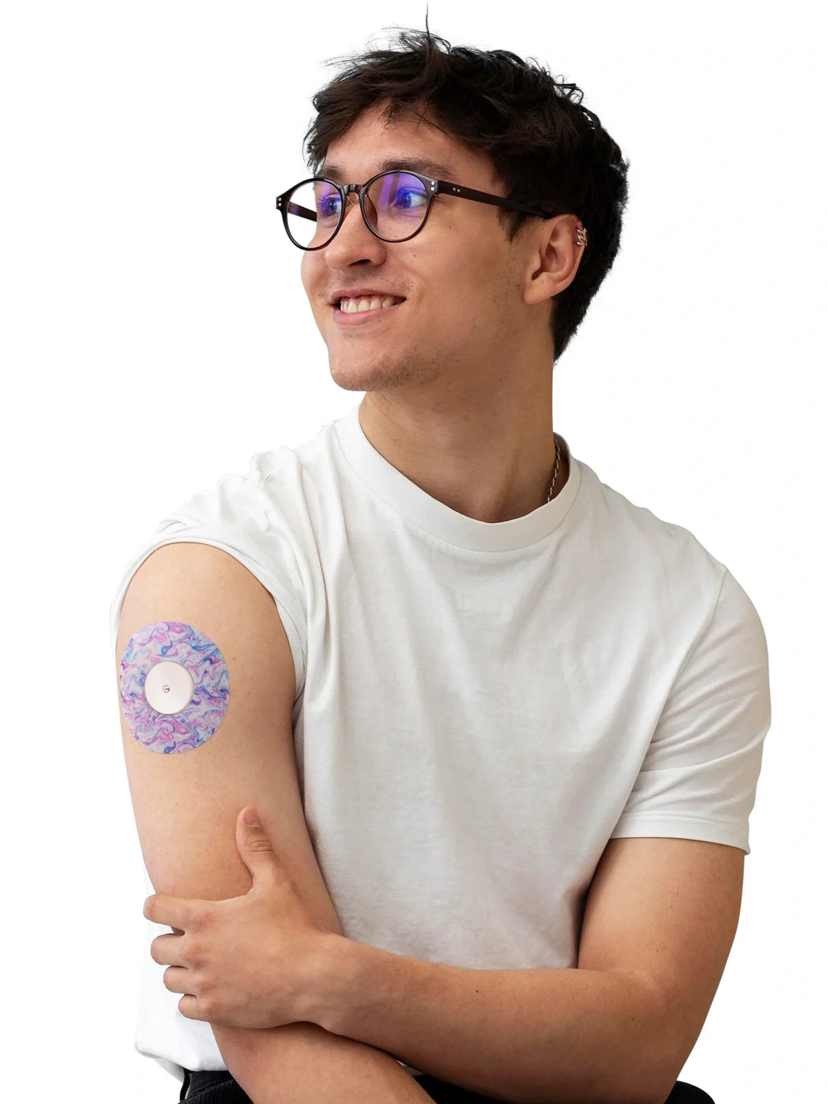 Patch adhésif FreeStyle Libre 2, série Spring, porté sur le bras par un homme