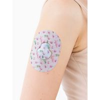 Patch adhésif Medtronic Guardian, série Spring, sur le bras, gros plan