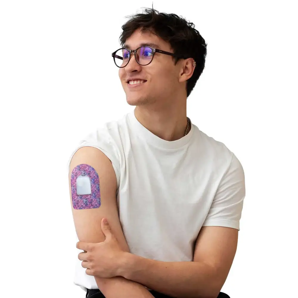 Patch adhésif pour pod Omnipod, série Spring, porté sur le bras par un homme