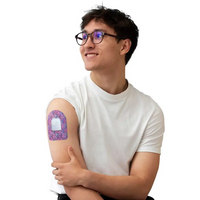 Patch adhésif pour pod Omnipod, série Spring, porté sur le bras par un homme