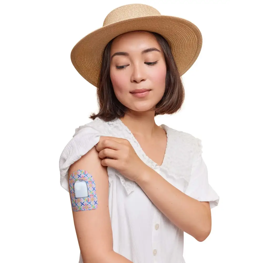 Patch adhésif pour pod Omnipod, série Spring, porté sur le bras par une femme