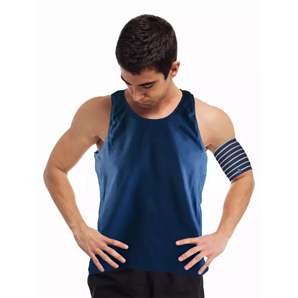 Tank top for insulin pump with integrated pockets for diabetes management.