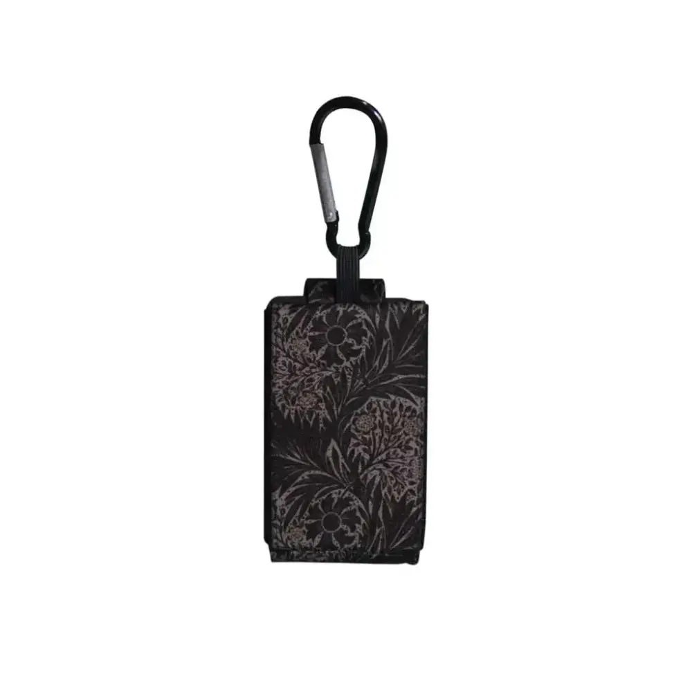 Universal pouch for insulin pump with carabiner, compact design.